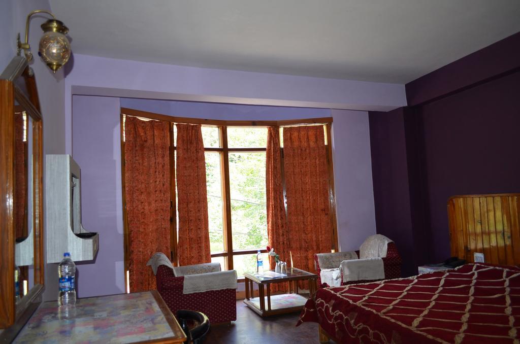 Hotel Manali Mahal Rum bild